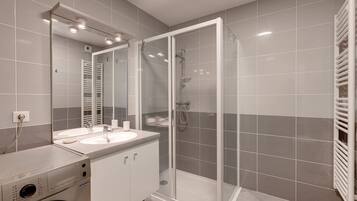 Een douche, een haardroger, handdoeken
