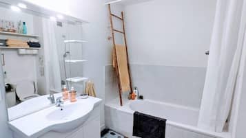 Douche, articles de toilette gratuits, sĂšche-cheveux