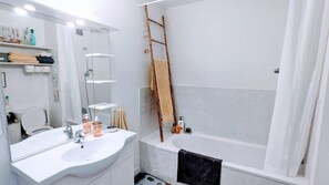 Shower, free toiletries, hair dryer, towels