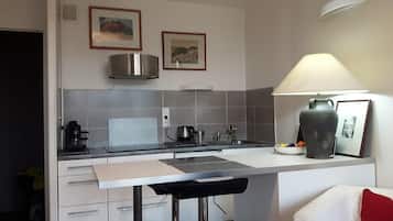 Frigorifero, forno, piano cottura, macchina per tè/caffè