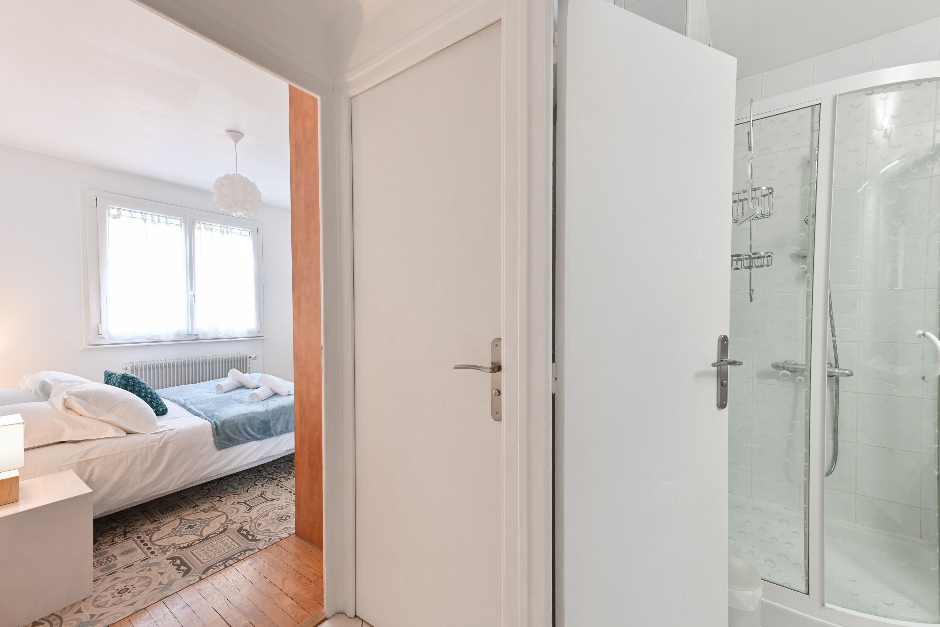 Quarto com cama, mesa de cabeceira e janela.