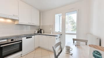 Frigorífico, microondas, horno y placa de cocina