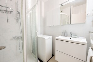 Douche, sèche-cheveux, serviettes fournies