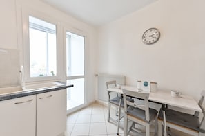 Fridge, microwave, oven, stovetop - Le Boileau - Apartment for 4 people, parking and balcony, CLOSE to the Lake (Annecy)