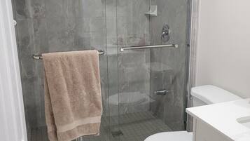 Ensemble baignoire-douche, séchoir à cheveux, serviettes fournies, savon