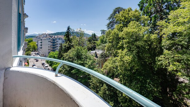 A balcony with a view of a cityscape, including buildings and trees. - T2 of 55sqm for 3 people (Annecy)
