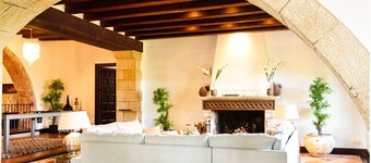 Just 5 minutes from the beach,  15 minutes from Barcelona, Luxury villa 