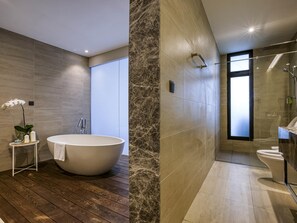 Executive suite, 1 tweepersoonsbed | Een kluis op de kamer, individueel gemeubileerd, een bureau