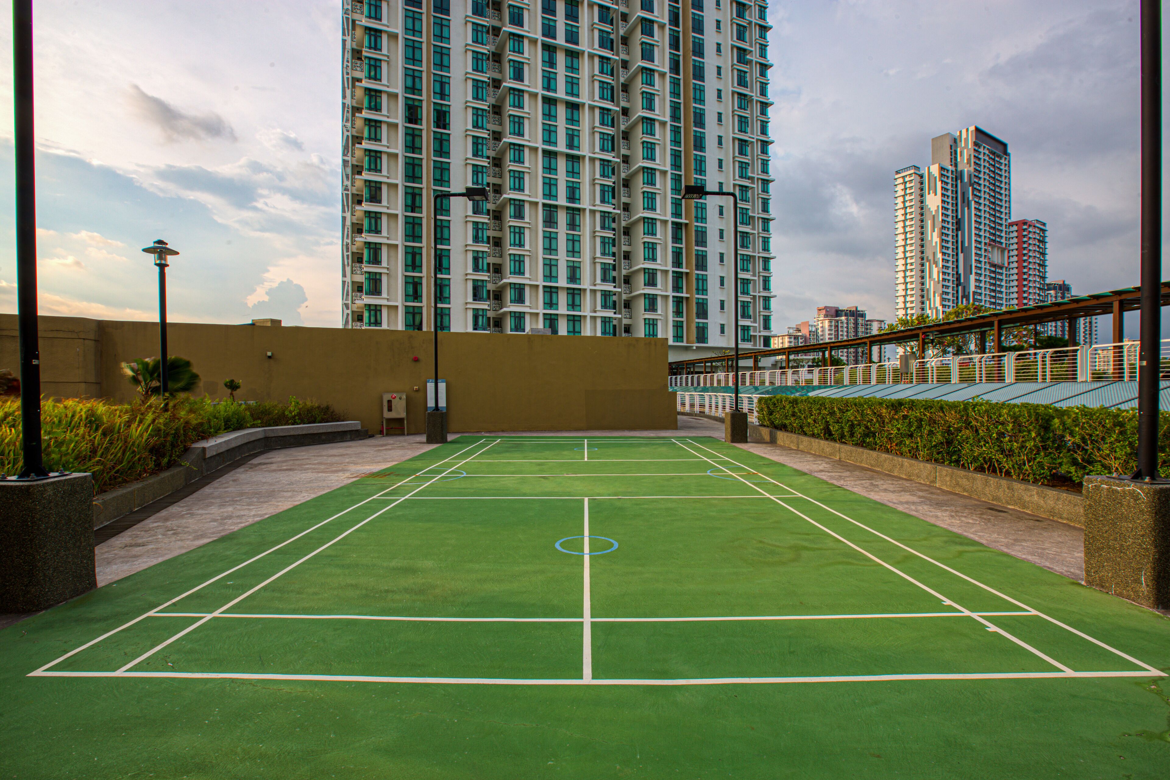 Una cancha de tenis con vistas a edificios altos en el fondo.