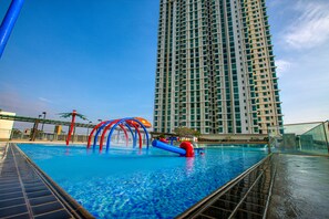 Una piscina al aire libre (de 07:00 a 08:00), tumbonas