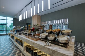 Petit déjeuner, déjeuner et dîner servis sur place