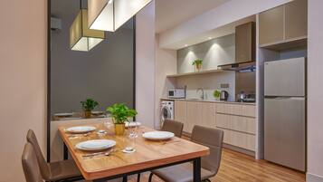 Una cocina moderna con zona de comedor.