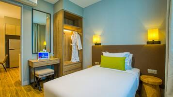 Superior Apartment, 2 Bedrooms | Peti besi dalam bilik, dilengkapkan perabot secara berasingan, meja