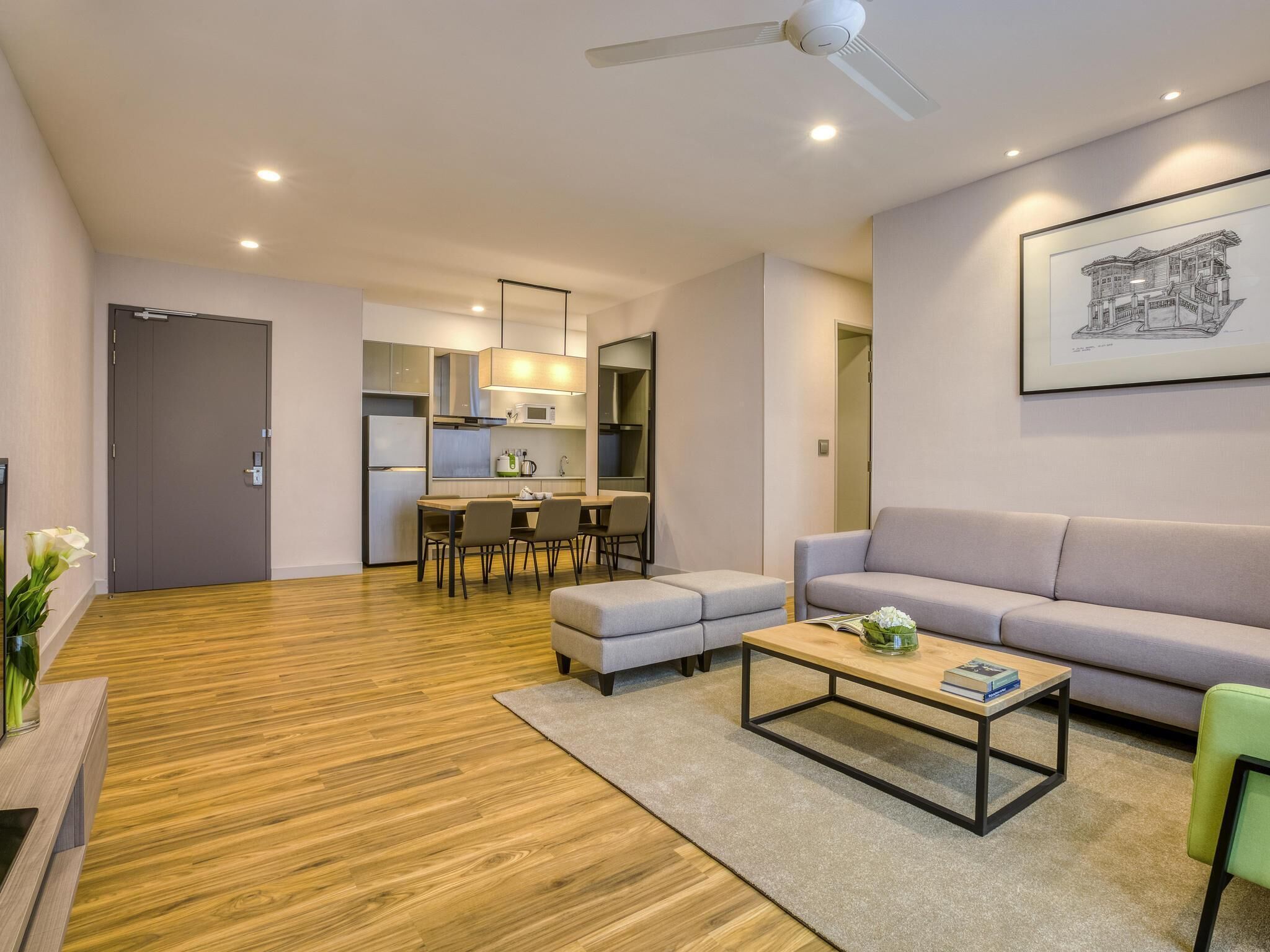 Deluxe Apartment, 2 Bedrooms | Peti besi dalam bilik, dilengkapkan perabot secara berasingan, meja 