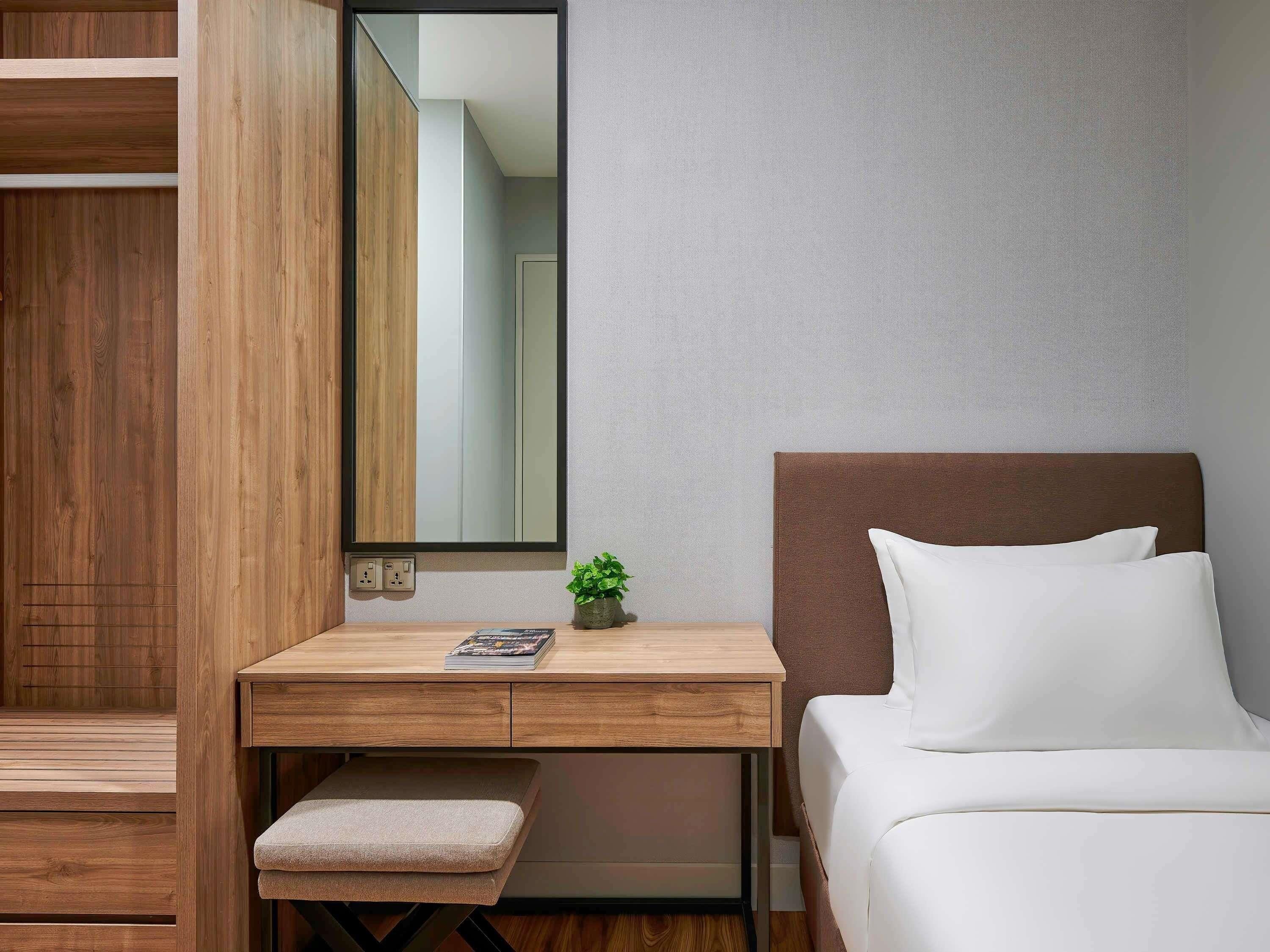 Caja de seguridad en la habitación, muebles diferentes y escritorio 