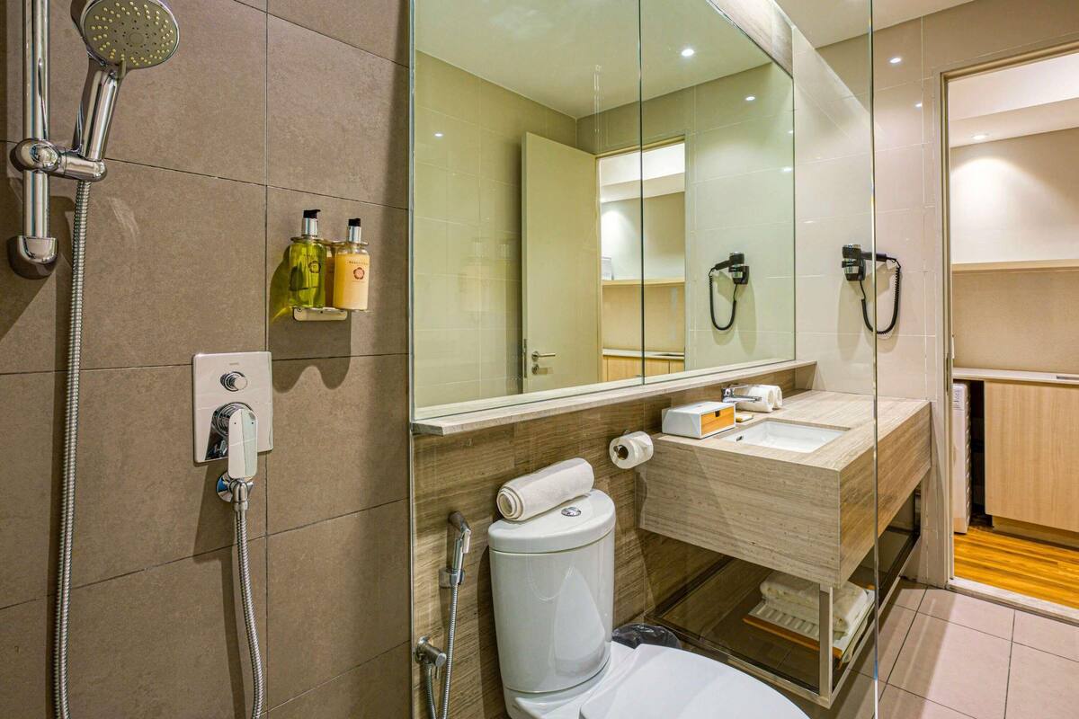 Caja de seguridad en la habitación, muebles diferentes y escritorio