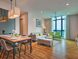 Caja de seguridad en la habitación, muebles diferentes y escritorio