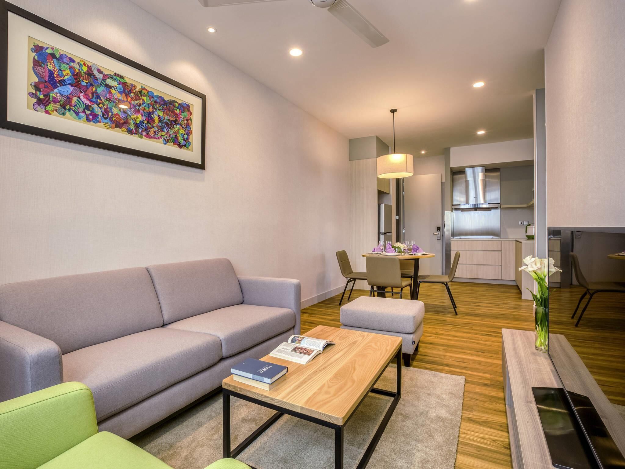 Apartment, 1 Bedroom | Peti besi dalam bilik, dilengkapkan perabot secara berasingan, meja 