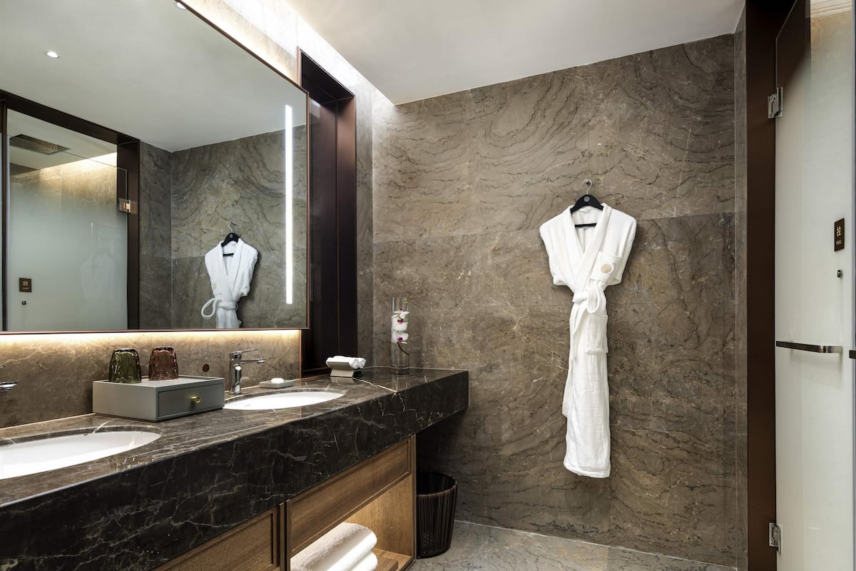 Minibar, coffres-forts dans les chambres, bureau