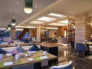 Daily buffet breakfast (CNY 138 per person)