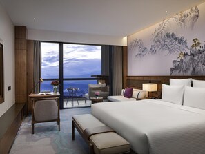 Minibar, caja de seguridad en la habitación y escritorio 