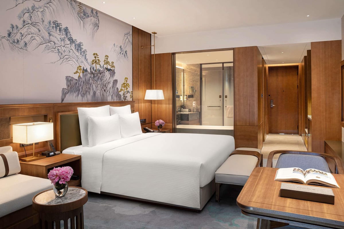 EXECUTIVE GARDEN ROOM, Lounge Access, 1 King Size Bed, with Outside Garden | Minibar, in-room safe, desk, laptop workspace