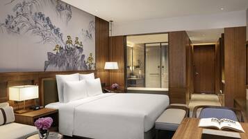 Een minibar, een kluis op de kamer, een bureau, een laptopwerkplek