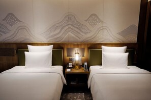 Minibar, in-room safe, desk, laptop workspace - Pullman Yuxi Falcon (Yuxi)