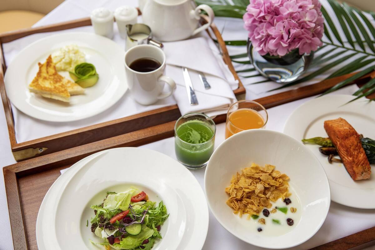 Minibar, coffres-forts dans les chambres, bureau