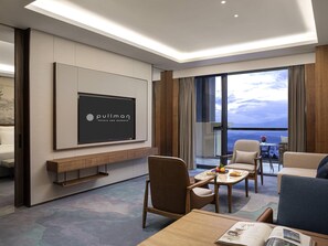 Minibar, in-room safe, desk, laptop workspace - Pullman Yuxi Falcon (Yuxi)