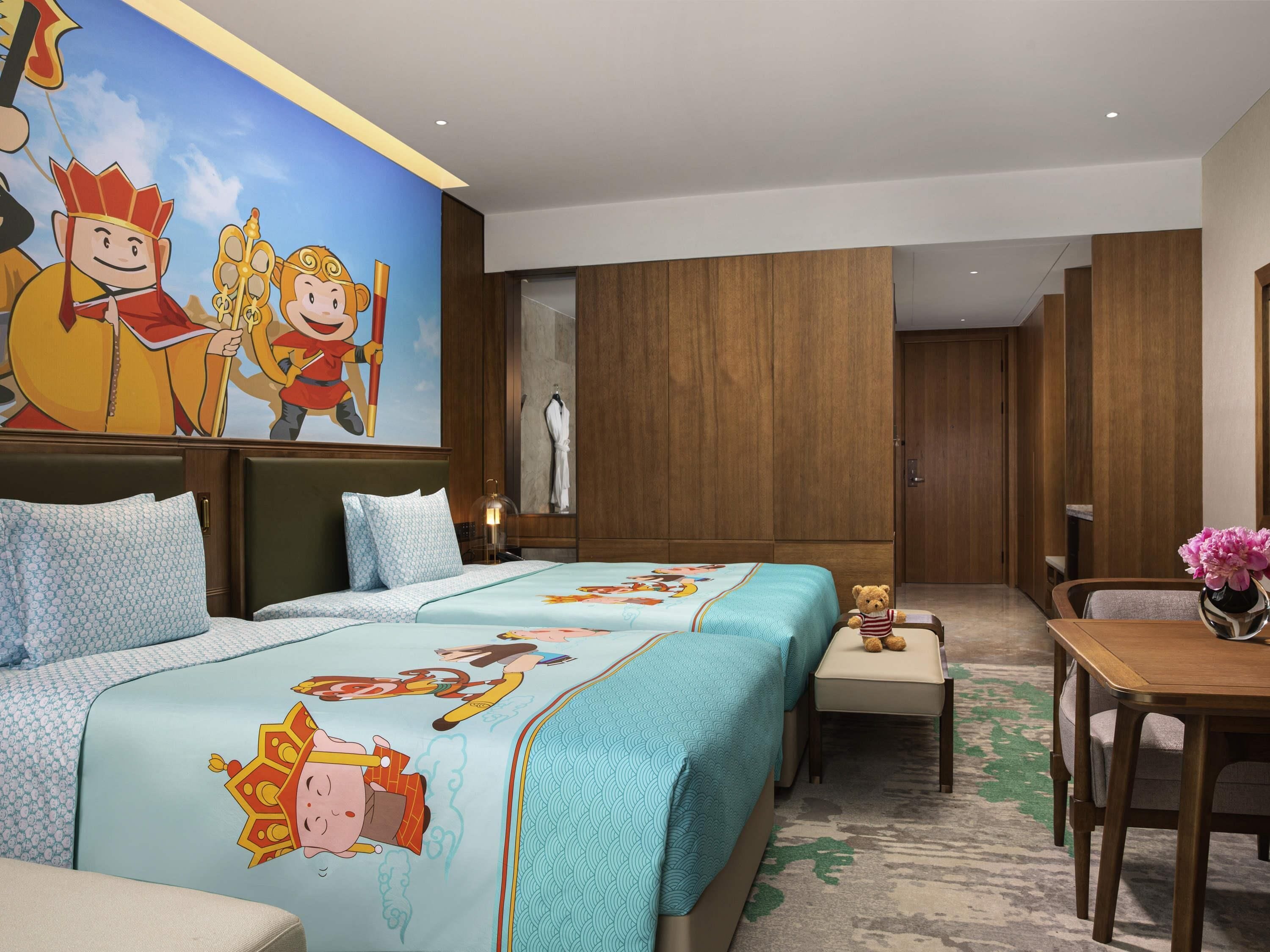 Habitación familiar, 2 camas dobles, vistas a la ciudad | Minibar, caja fuerte, escritorio y espacio para trabajar con un portátil