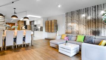 Premium-Apartment | Wohnbereich | 50-Zoll-Smart-TV mit Kabelempfang, Fernseher, aktuelle Filme
