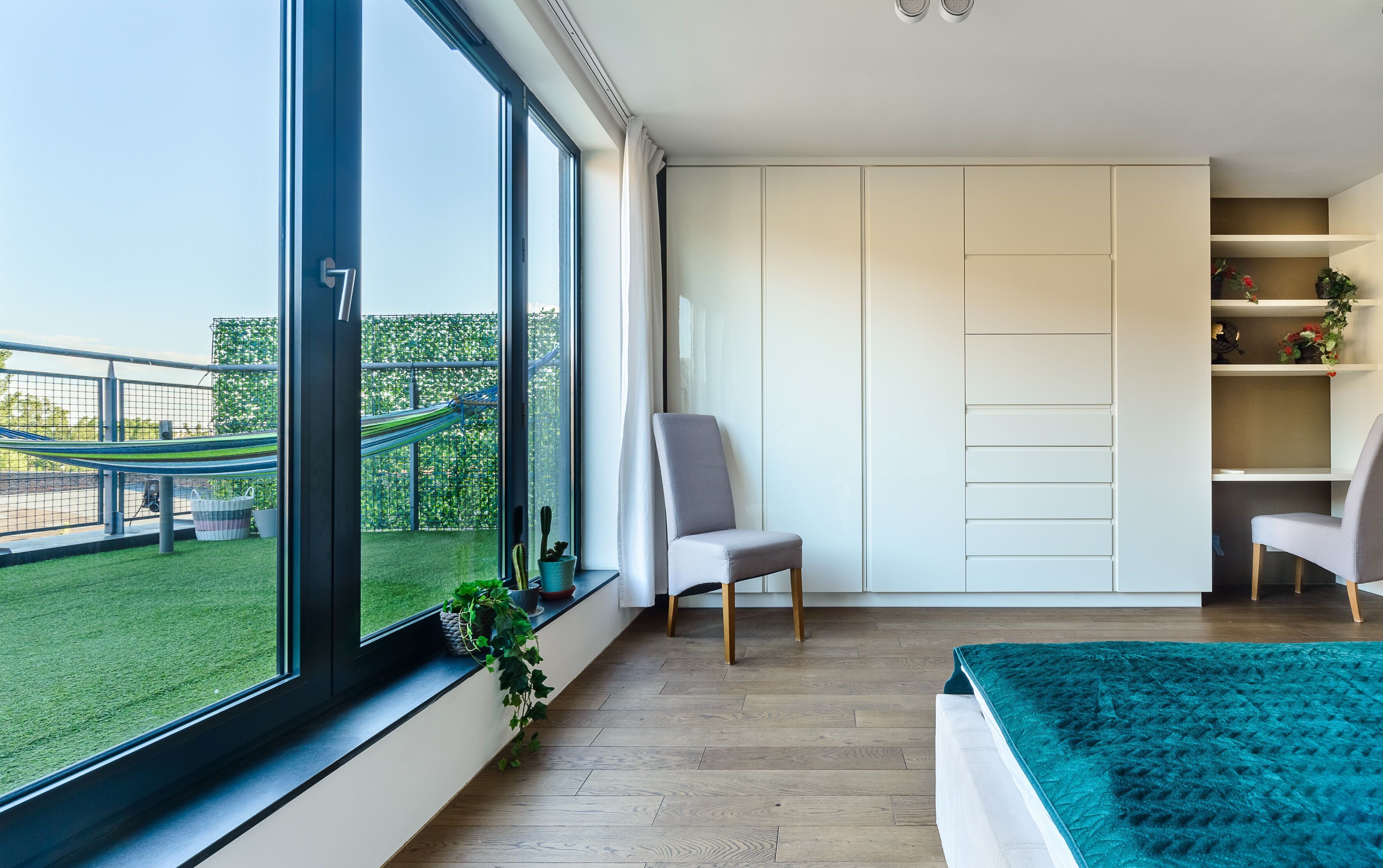 2 habitaciones, espacio para trabajar con laptop y cortinas blackout 