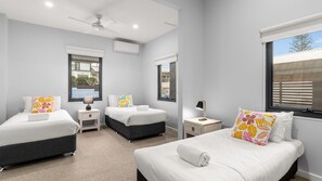 4 bedrooms, WiFi, bed sheets - Coffs Jetty Beach House (Coffs Harbour)