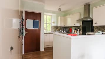 Casa de campo | Cocina privada | Refrigerador, lavavajillas, tetera eléctrica y utensilios de cocina