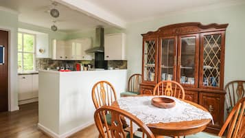 Casa de campo | Cocina privada | Refrigerador, lavavajillas, tetera eléctrica y utensilios de cocina