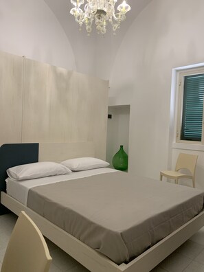 2 soverom, skrivebord, lydisolert og strykejern/-brett