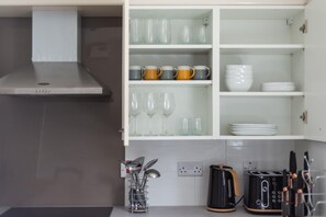 Een koelkast, een microgolfoven, een oven, een kookplaat