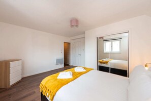 2 室のベッドルーム、アイロン / アイロン台、WiFi、ベッドシーツ