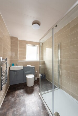 Dusj, hårføner og håndklær