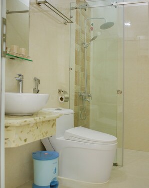 Shower, hydromassage showerhead, free toiletries, hair dryer