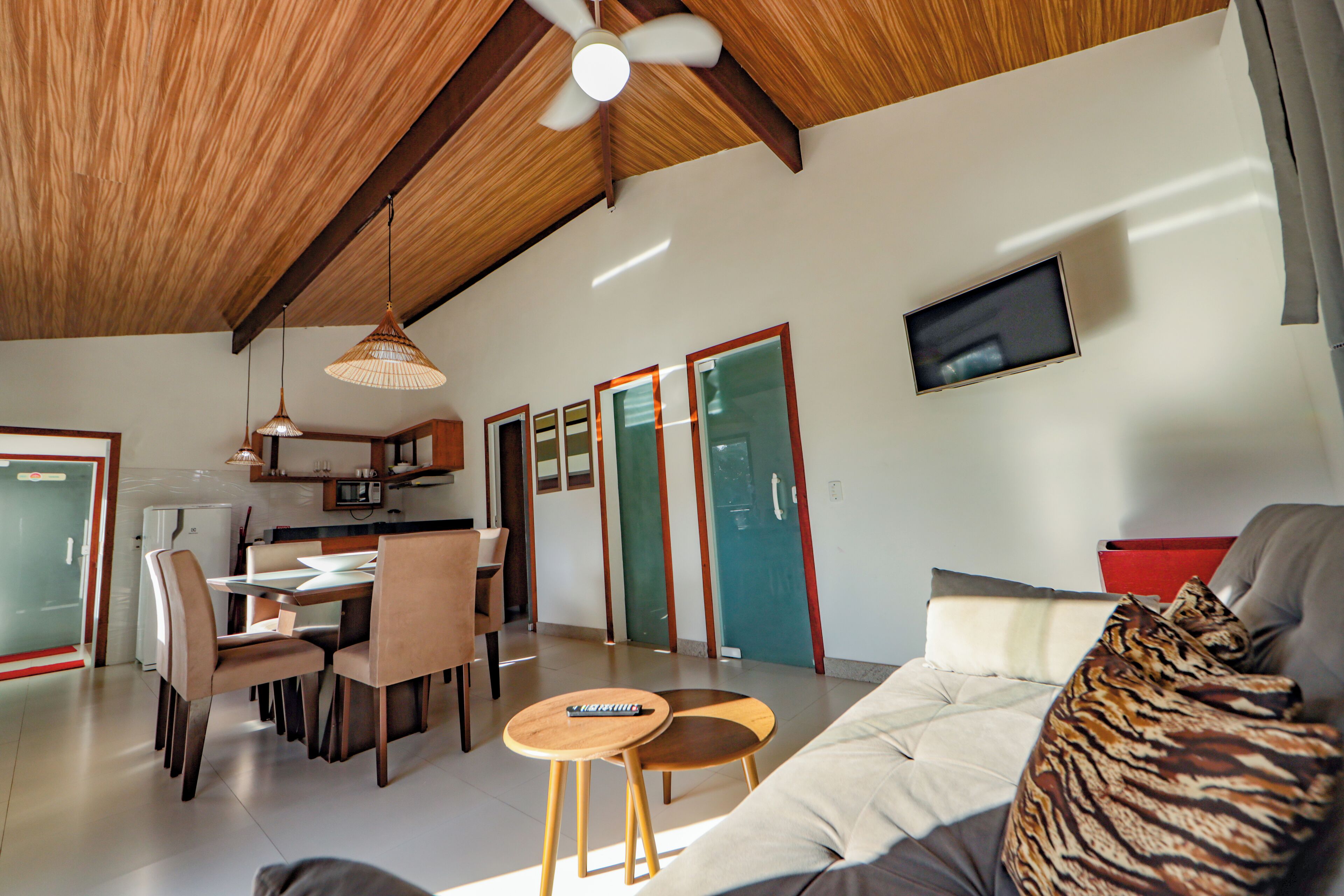 Apartamento família | Área de estar | TV LED 32 polegadas com canais a cabo, TV