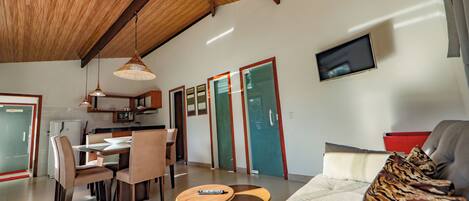 Una sala moderna con un sofá, una mesa de centro y un comedor con sillas y una mesa.