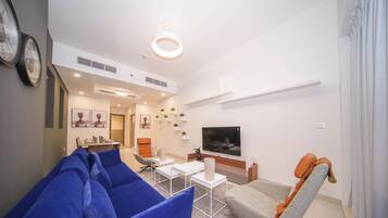 Apartemen Premium, 2 kamar tidur, pemandangan kota | Area keluarga | Televisi layar datar 48-inci dengan saluran TV digital dan TV