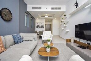 Apartemen Panorama, 2 kamar tidur, pemandangan kota | Area keluarga | Televisi layar datar 48-inci dengan saluran TV digital dan TV