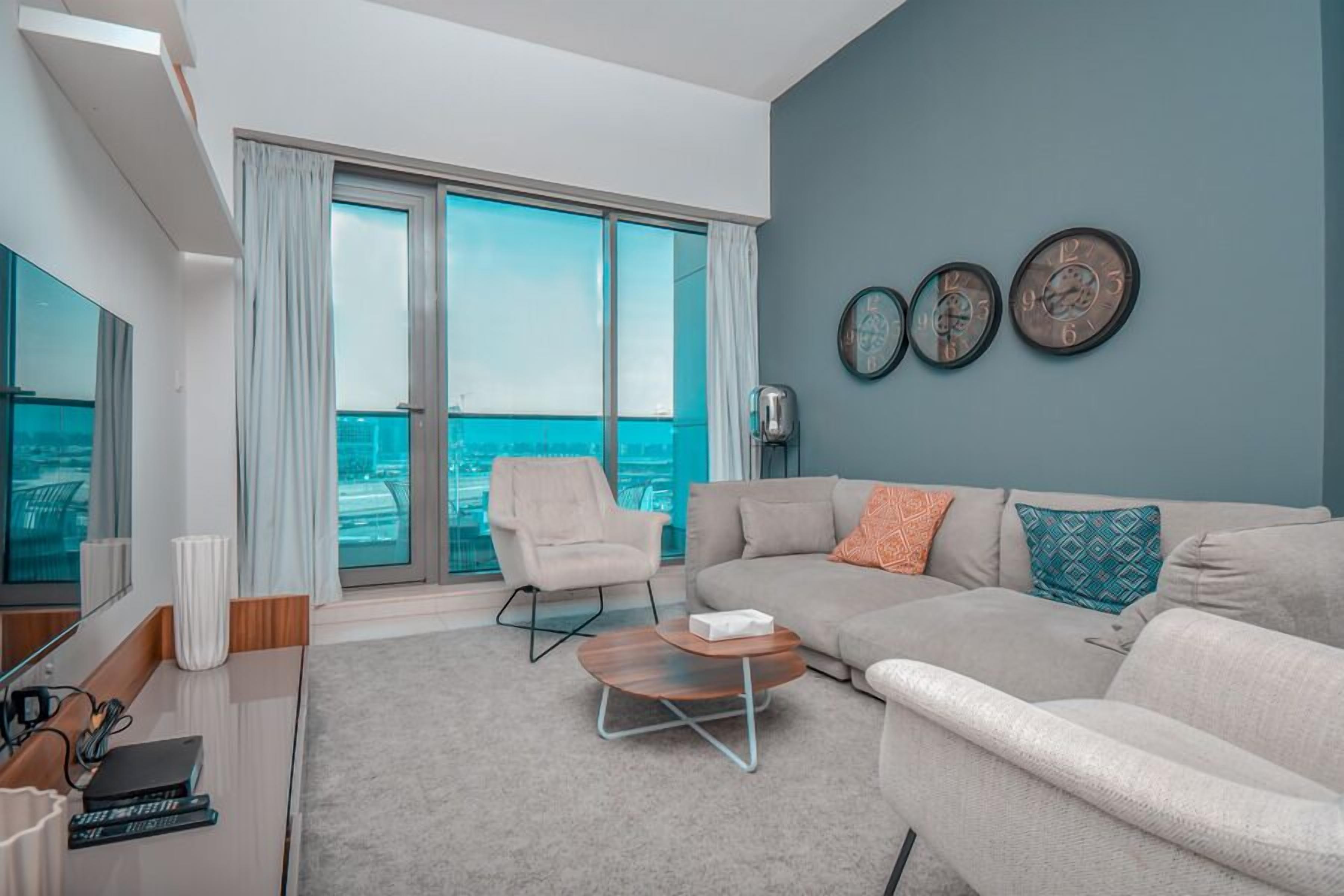 Apartemen Panorama, 2 kamar tidur, pemandangan kota | Area keluarga | Televisi layar datar 48-inci dengan saluran TV digital dan TV