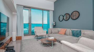 Apartemen Panorama, 2 kamar tidur, pemandangan kota | Area keluarga | Televisi layar datar 48-inci dengan saluran TV digital dan TV