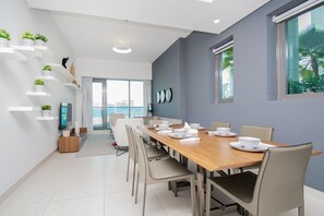 Apartemen Panorama, 2 kamar tidur, pemandangan kota | Makan di kamar