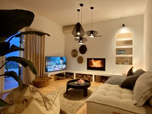 Een smart-tv en boeken