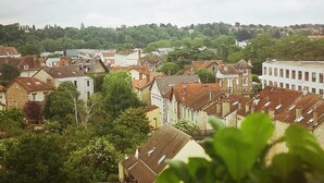 A densely packed urban area with traditional European architecture, featuring closely built houses and a mix of residential and commercial buildings. - Appartement 100m2 Dernier Étage Calme et Lumineux (Melun)